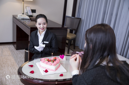 酒店服务人员为宾客策划生日惊喜 摄影摄像服务提升难忘体验